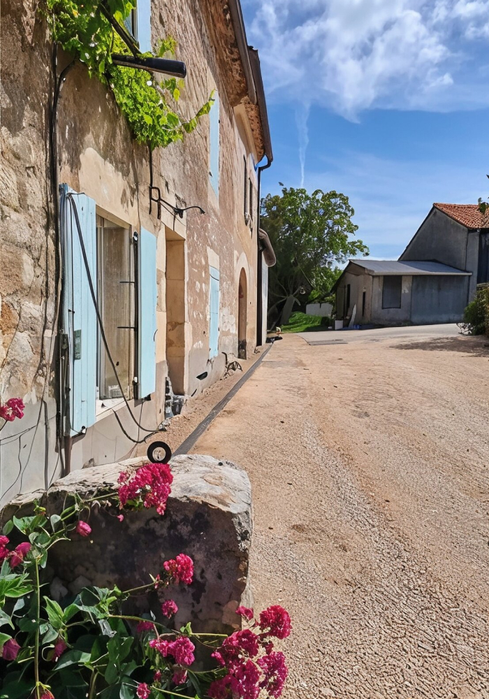Aménagement de cour en gravier devant maison réalisé par Ecoterrassement à Cambon