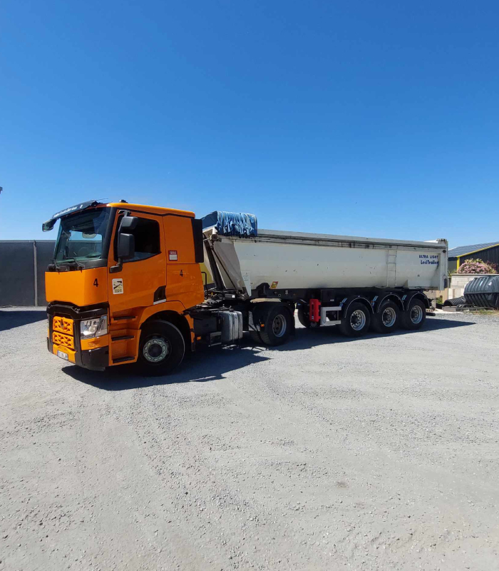 Camion de transport de matériaux utilisé par Ecoterrassement à Cambon pour les chantiers de terrassement et voirie